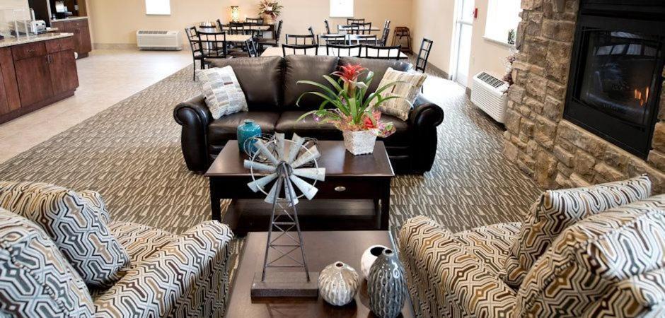 Cornerstone Inn & Suites Oelwein Bagian luar foto
