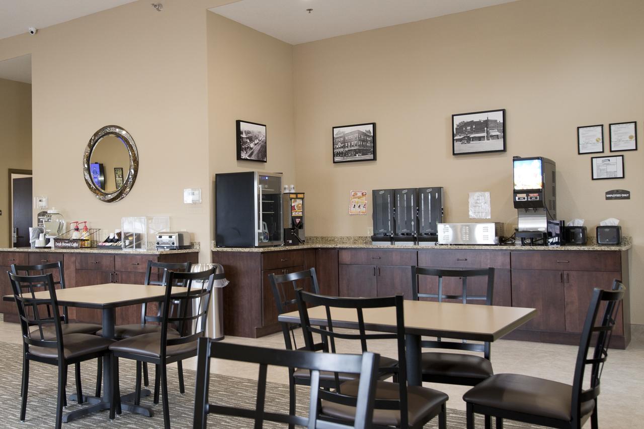 Cornerstone Inn & Suites Oelwein Bagian luar foto